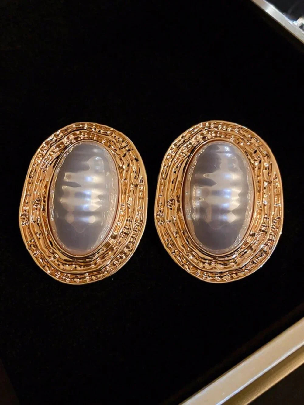 Gold Casual Women's Metal Asymmetrical Ruched Striped Ellipse Pearl Earrings